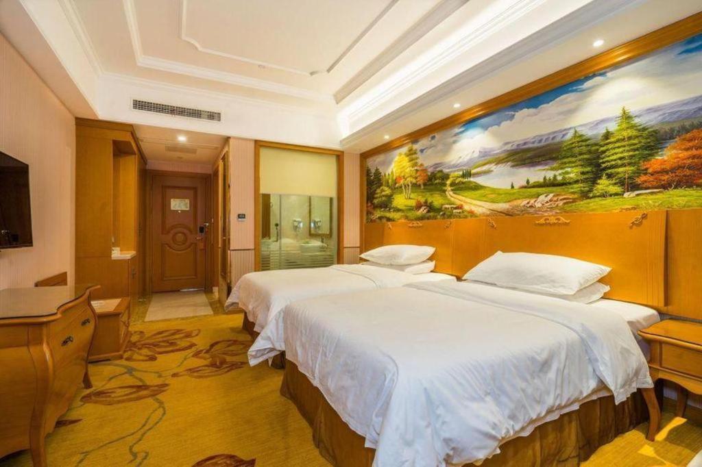 Vienna Songjiang Market Miaoqian Street Hotel 3*